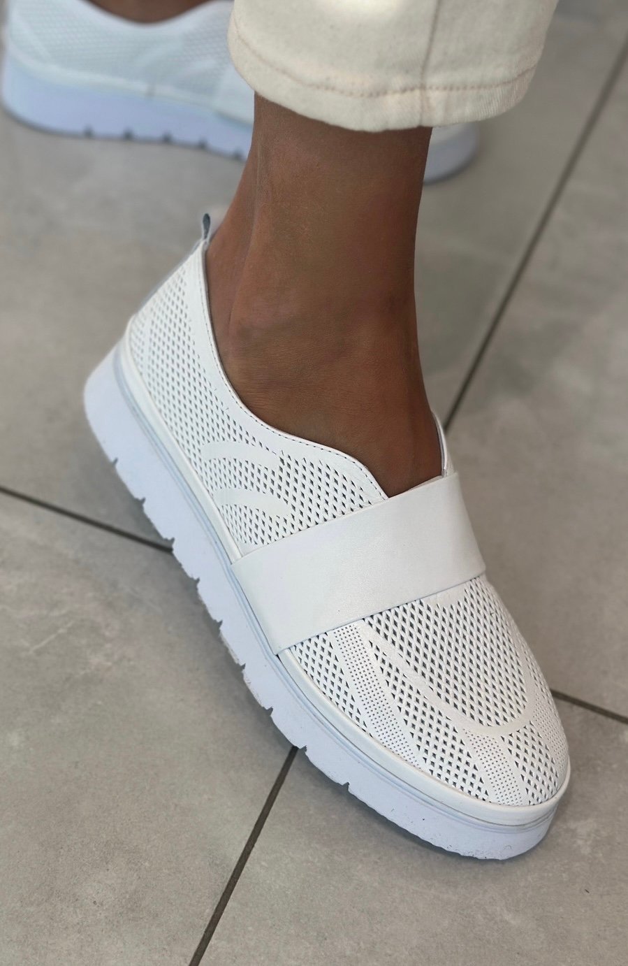 Tutto Bene CM-14 fehér slipon